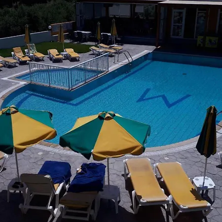Manolis Apartahotel 2*